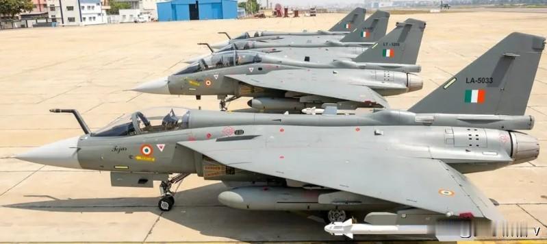 新德里的“光辉”战斗机研发工作开始于上世纪八十年代初期，1991年完成设计，20