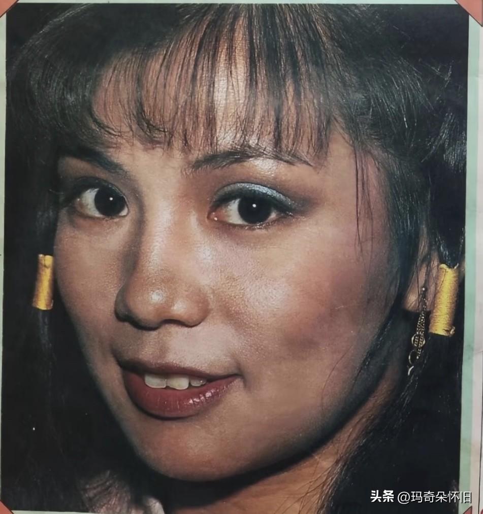 🎆顶着黄蓉发髻，喝可乐的阿翁🥤
翻到这组老杂志扫图📰
第一眼就觉得很特别✨