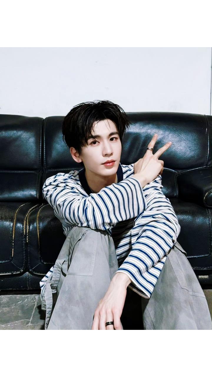 居家男友风的张凌赫，真温柔🥺帅到犯规，让人疯狂心动！红气养人～张凌赫ins更新