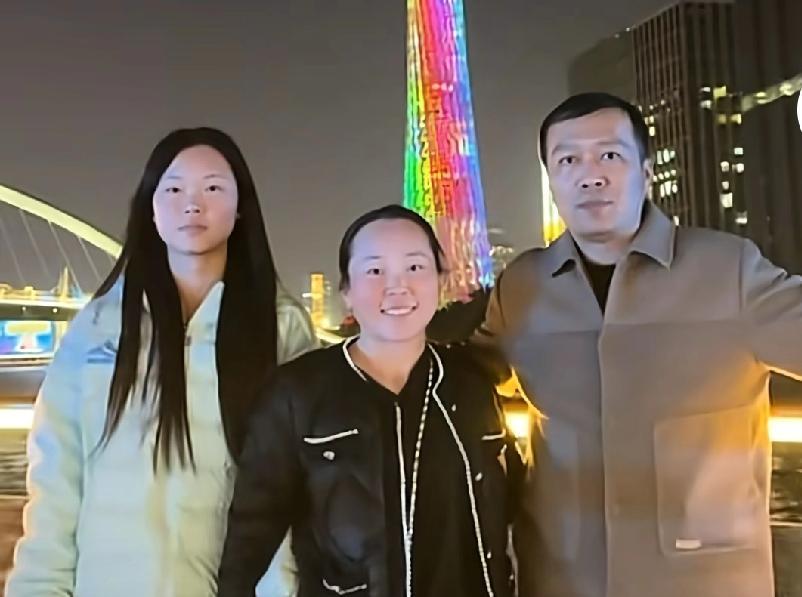 让孩子带孩子的家庭，最后都怎样了？
直播里妻子直接哭到崩溃。
我跟你讲，那根本不