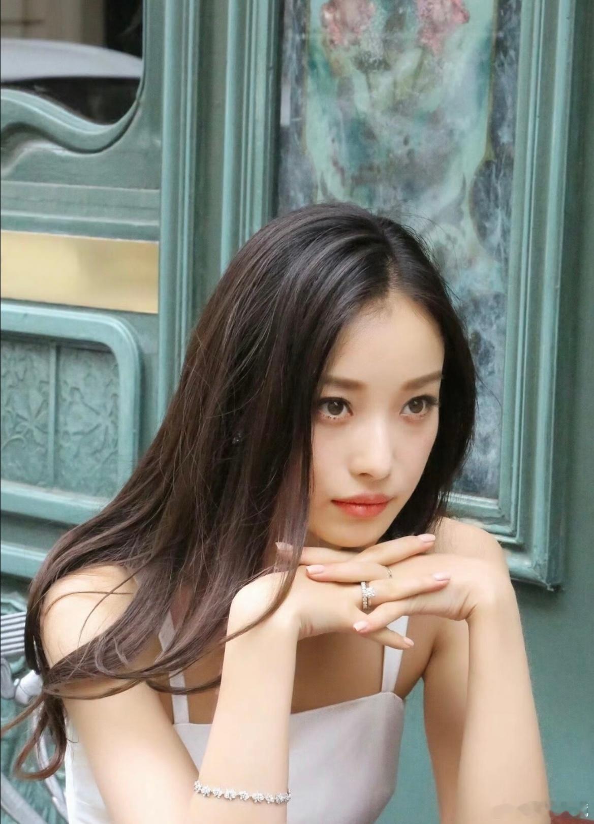 疑似倪妮的弱势反击倪妮黑裙踩井盖 真的好喜欢倪妮这种风格和长相我的隐藏的文青感爆