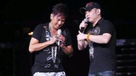 刀郎演唱会未开，场外先成“野生KTV”！粉丝们是怕刀郎在后台寂寞，提前来场预热大