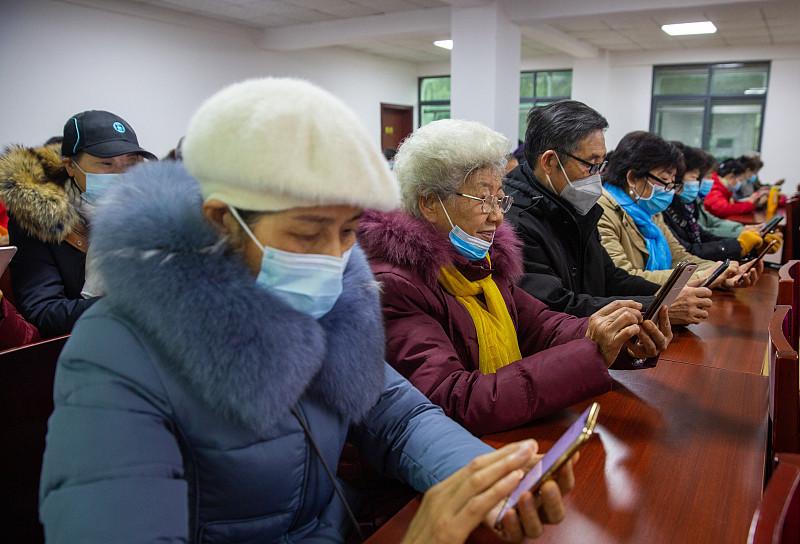 他们学的不是手机，是怕被你丢下。这群老人的"数字追赶"，看哭了无数人。

曾几何