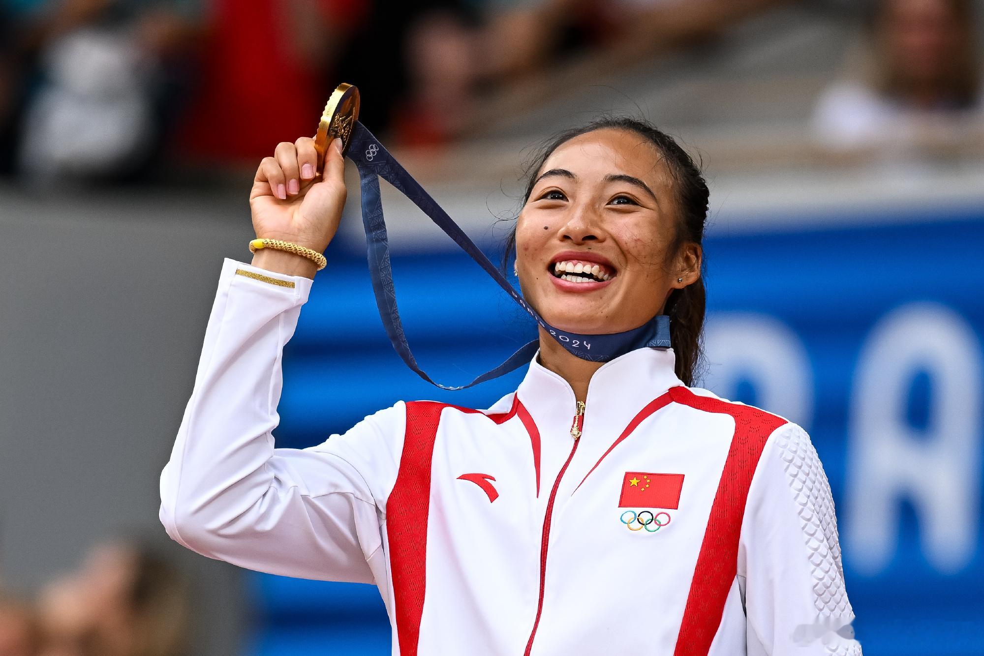 #郑钦文金牌##郑钦文登上最高领奖台#当之无愧的女王！！金牌！QueenWen！