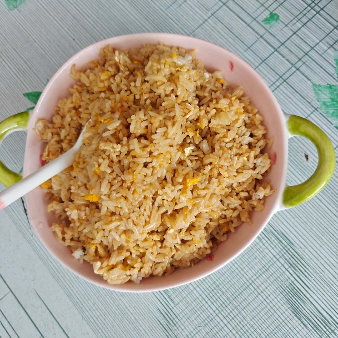 吃个早餐酱油炒饭吃完又该睡觉去啦 