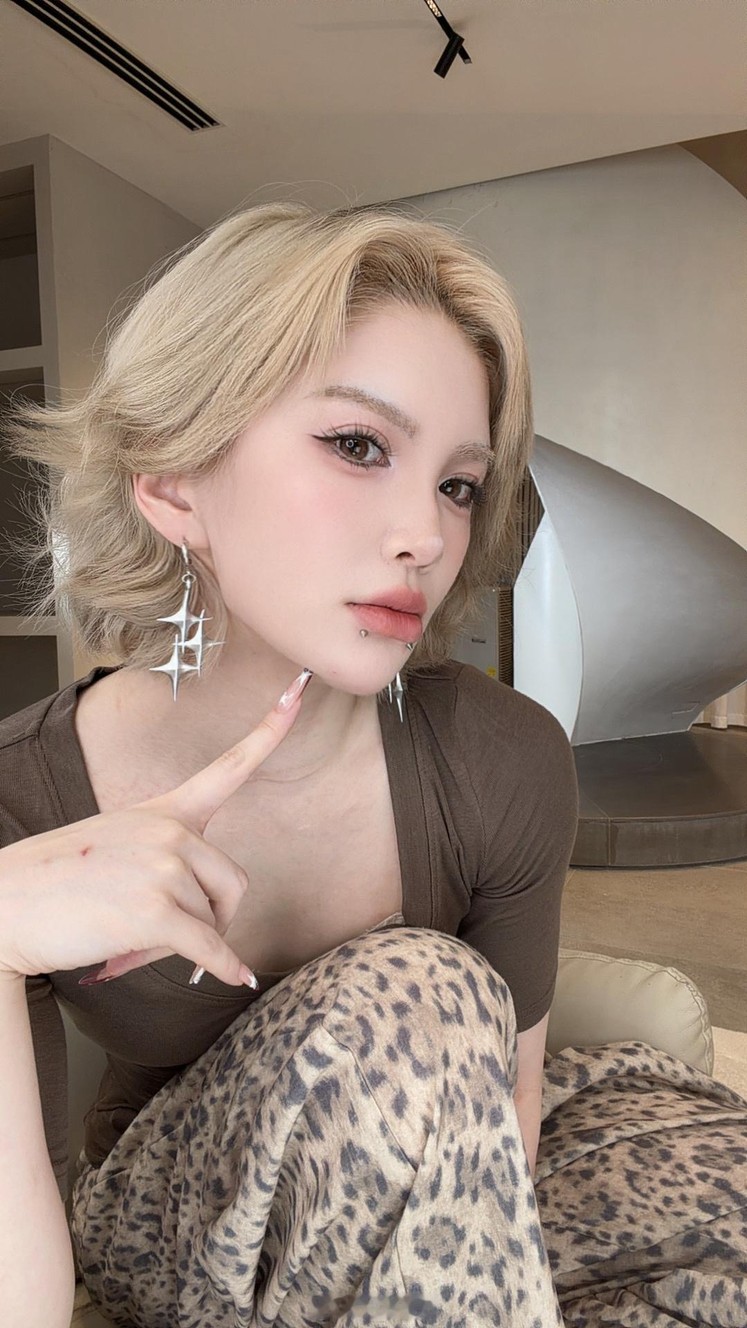 哪张封面假睫毛：梦鹿 白开水（黑色） 淡颜上睫毛自然清透妈生感口红唇泥：皮可熊 