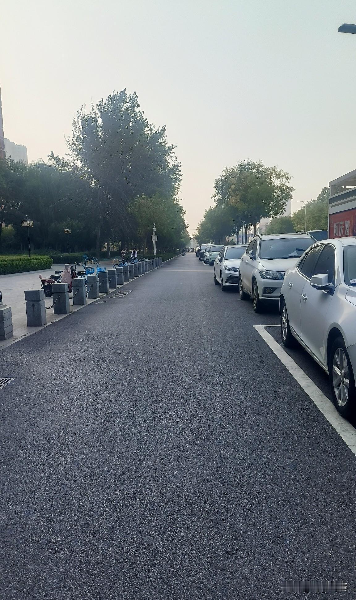 坐标，保定瑞祥大街。昨天上午路过这里，遇到了令人啼笑皆非的一件事。

我正骑车北