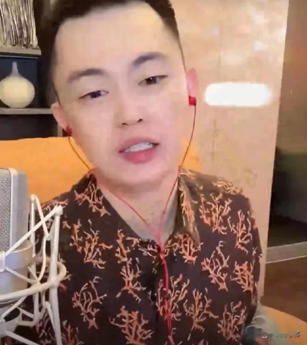 巴扎黑挑理徒弟找借口离开，却与T佑合作拍电影！

              巴