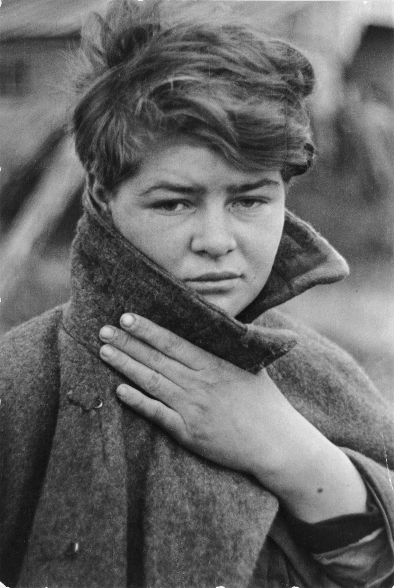 1941 年，德军战俘营。苏军护士薇拉・切斯诺娃被拍下照片。画面中，她留着短发，