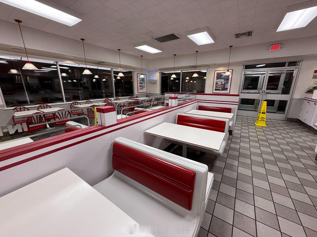 我是这家五号公路旁边的In N Out唯一顾客，也是今晚打烊之前的最后一个食客。