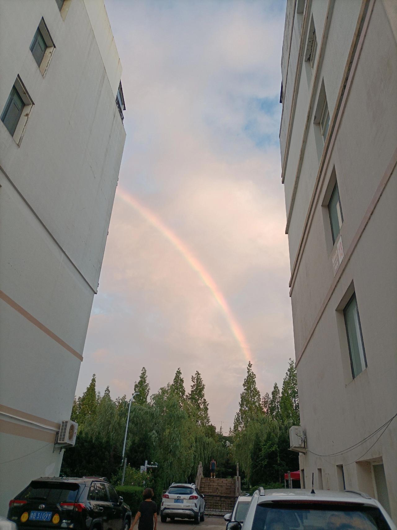雨后彩虹天空的限量版浪漫 今天的惊喜是天空给的 彩虹会带来惊喜