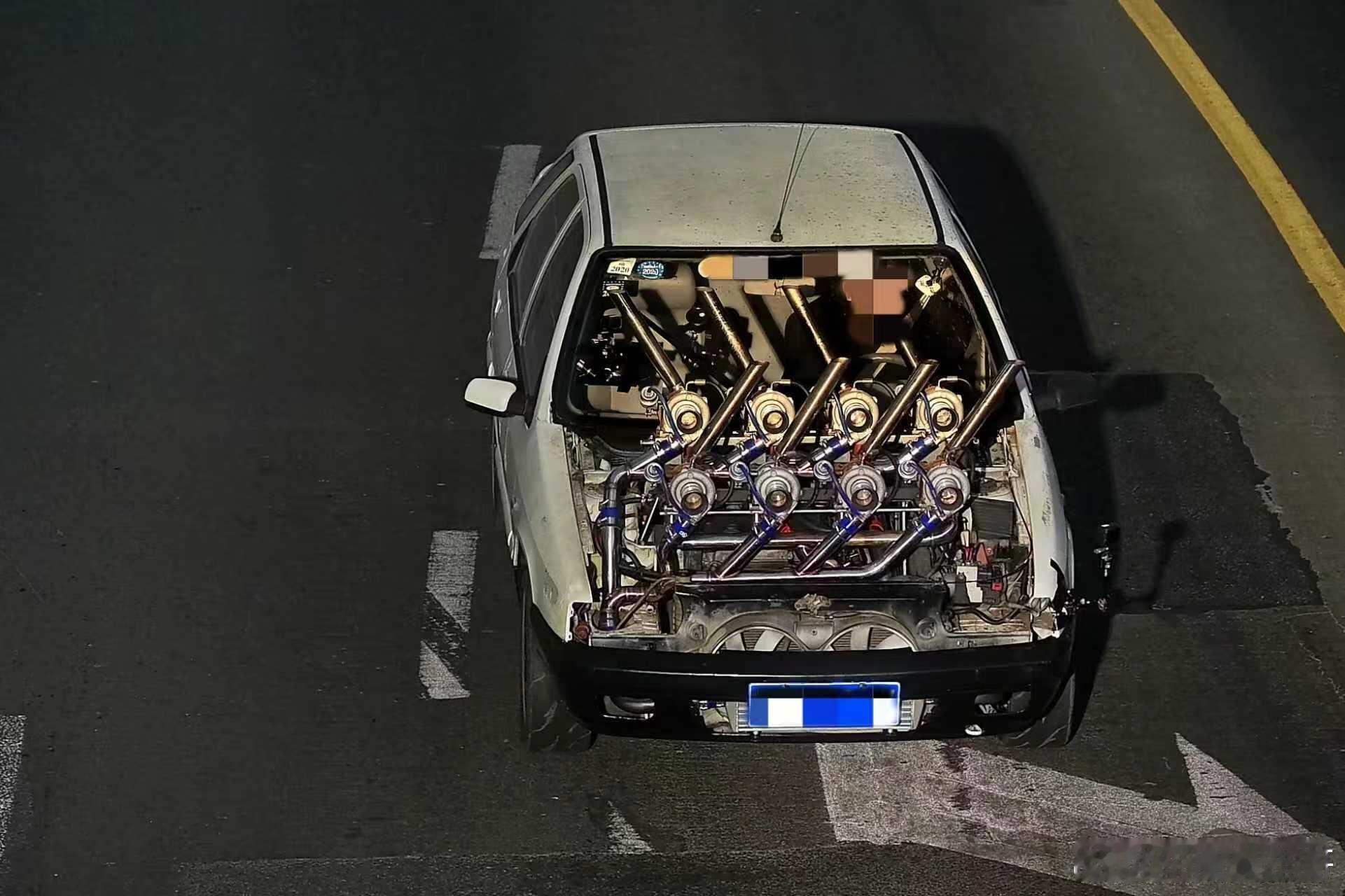 大v聊车 还以为自己没睡醒……在上海看到了……八涡轮改装车王某系一名赛车类自媒体