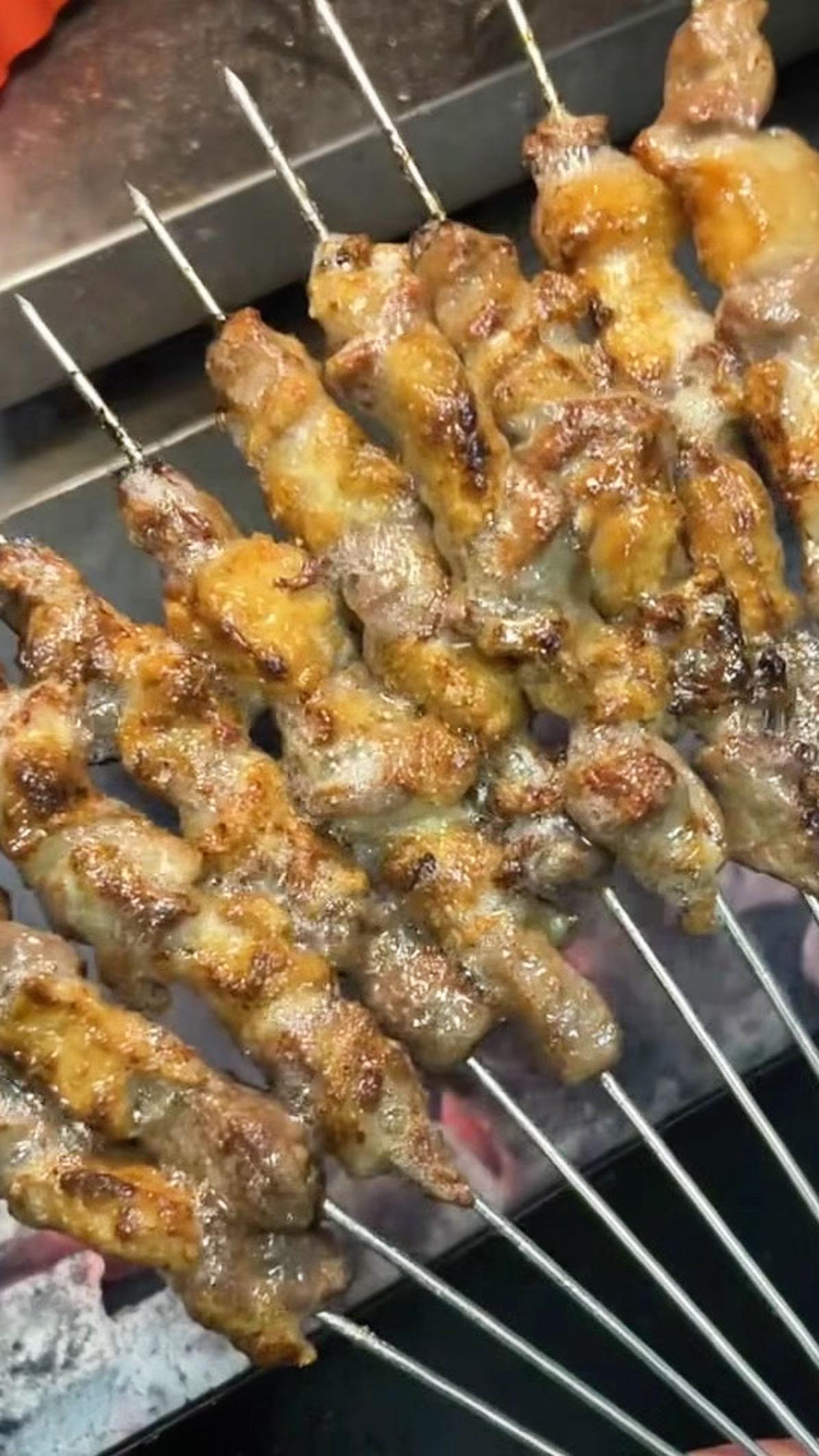 碳火烧烤就是香！
烤的滋滋冒油的羊肉串太香了！