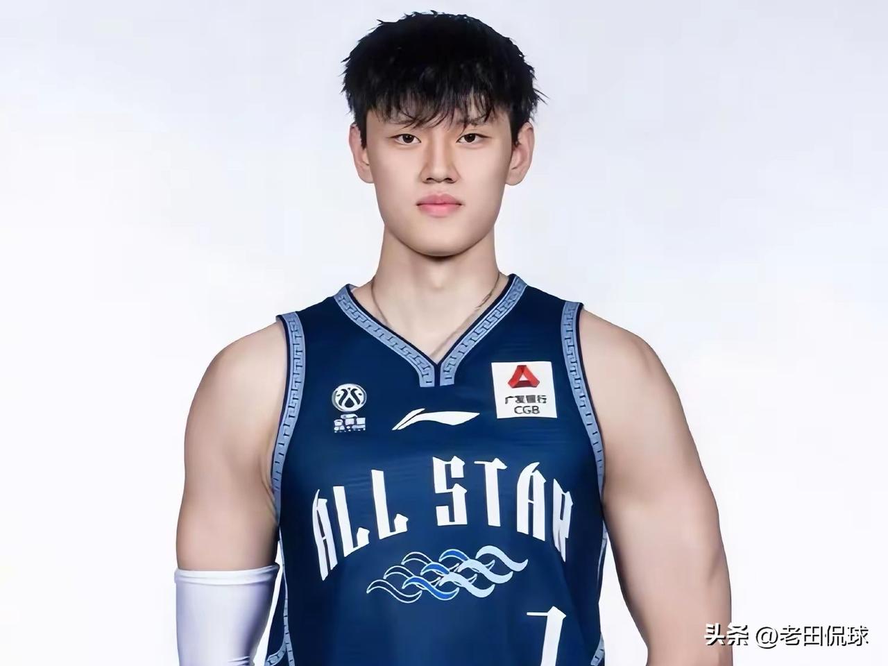 曾凡博恐怕还将继续伤缺…昨天北京北汽公开训练，在全明星赛象征性打了两分钟的曾凡博