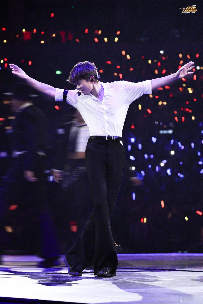 张杰想留在这场大梦不醒 未LIVE舞台名场面，张杰三连问自带故事感，歌声里的期盼