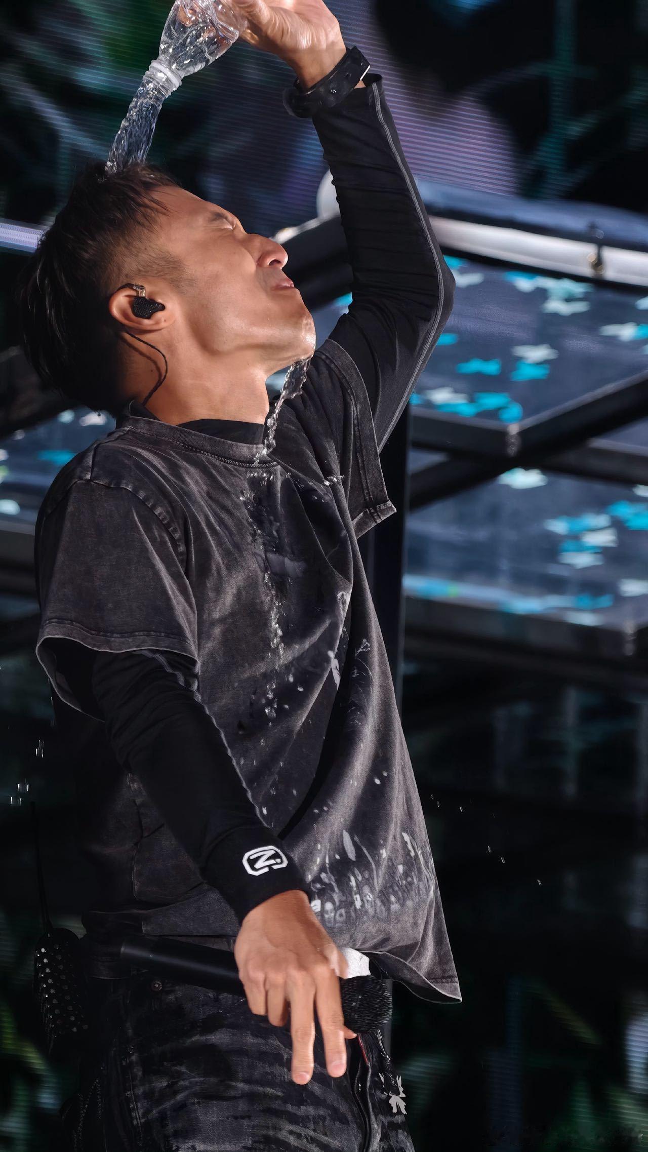 谢霆锋浇头梦回千禧年 水顺着脸流下来，眼神还是那股不服输的劲儿。不愧是谢霆锋，连