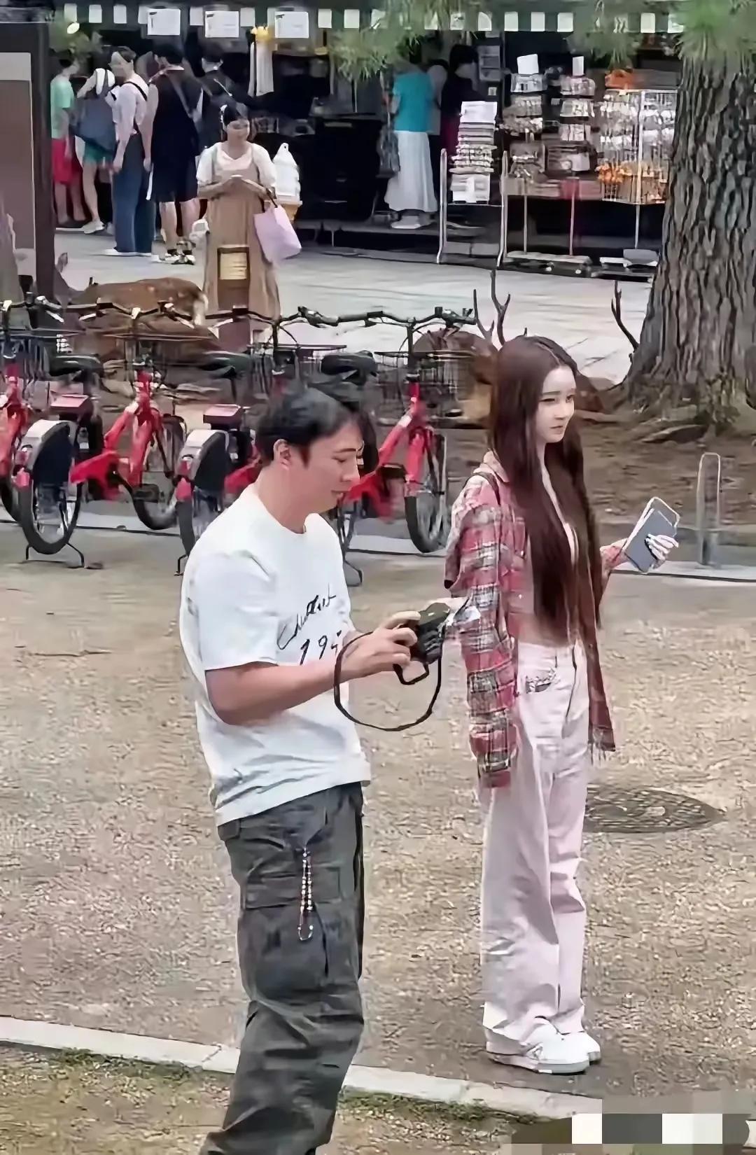 这应该是山寨版的王思聪了。
          腰都哈下去了。