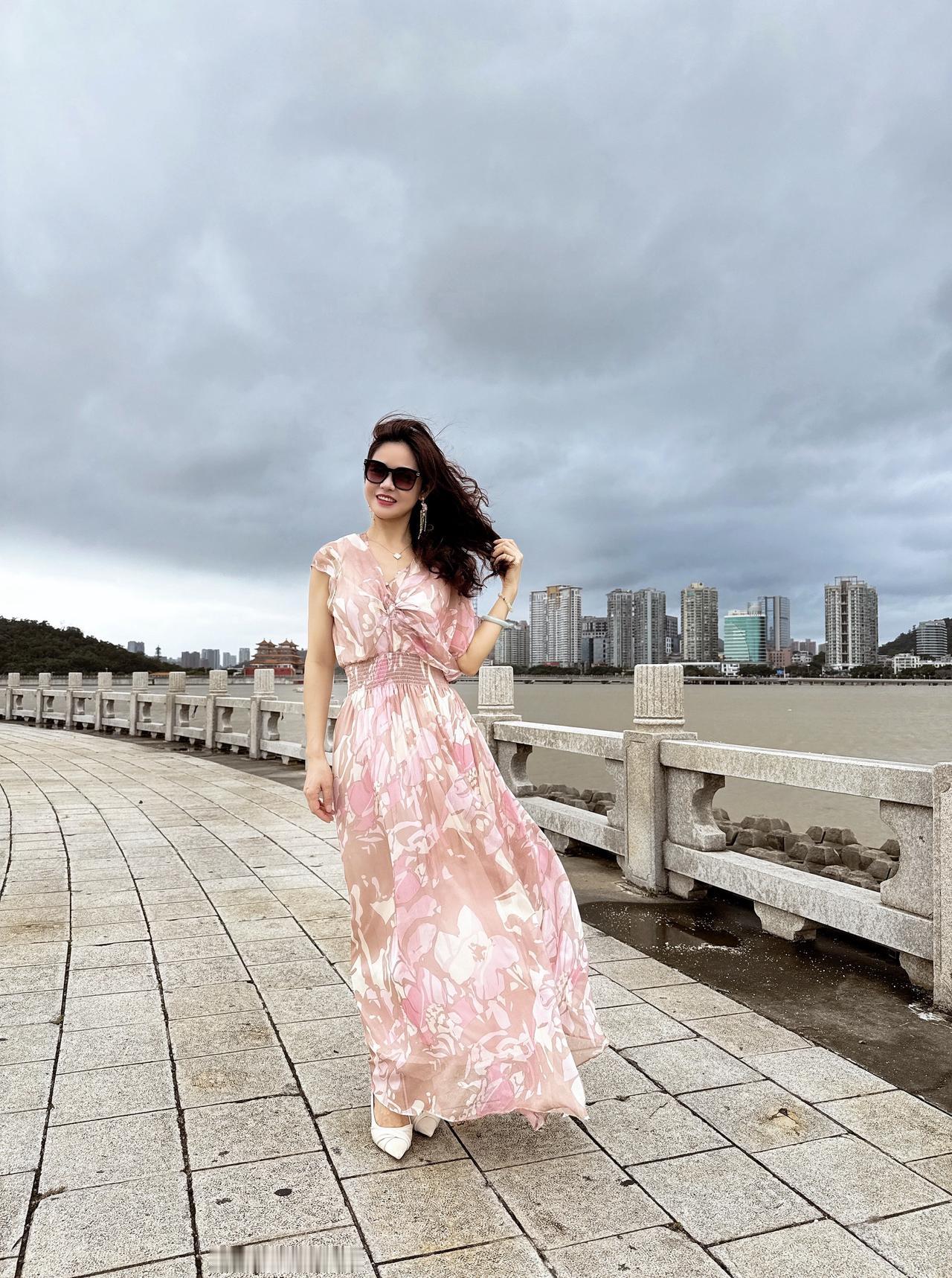 声声祝福，请微风替我传递早安朋友们开心快乐每一天 海边氛围感拍照长裙 城市海岸