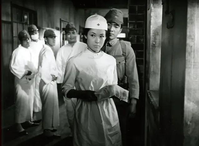 1945年初，日本兵将20多名“马路大”押往野外，把他们绑在木桩上，准备进行一场