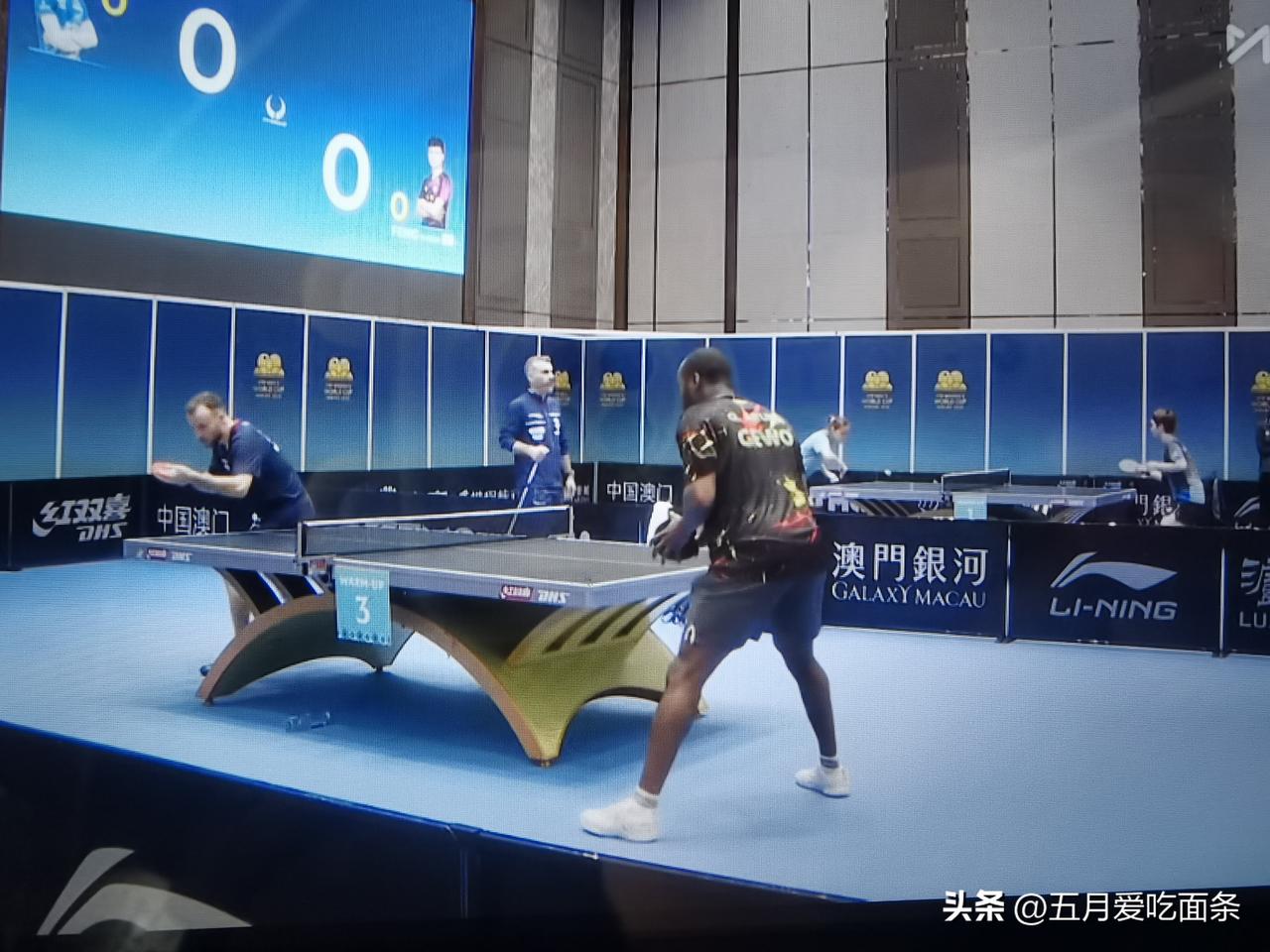 世界杯热身场，阿鲁纳和法国队的西蒙在对练。
国外运动员的不易由此可见，阿鲁纳到哪