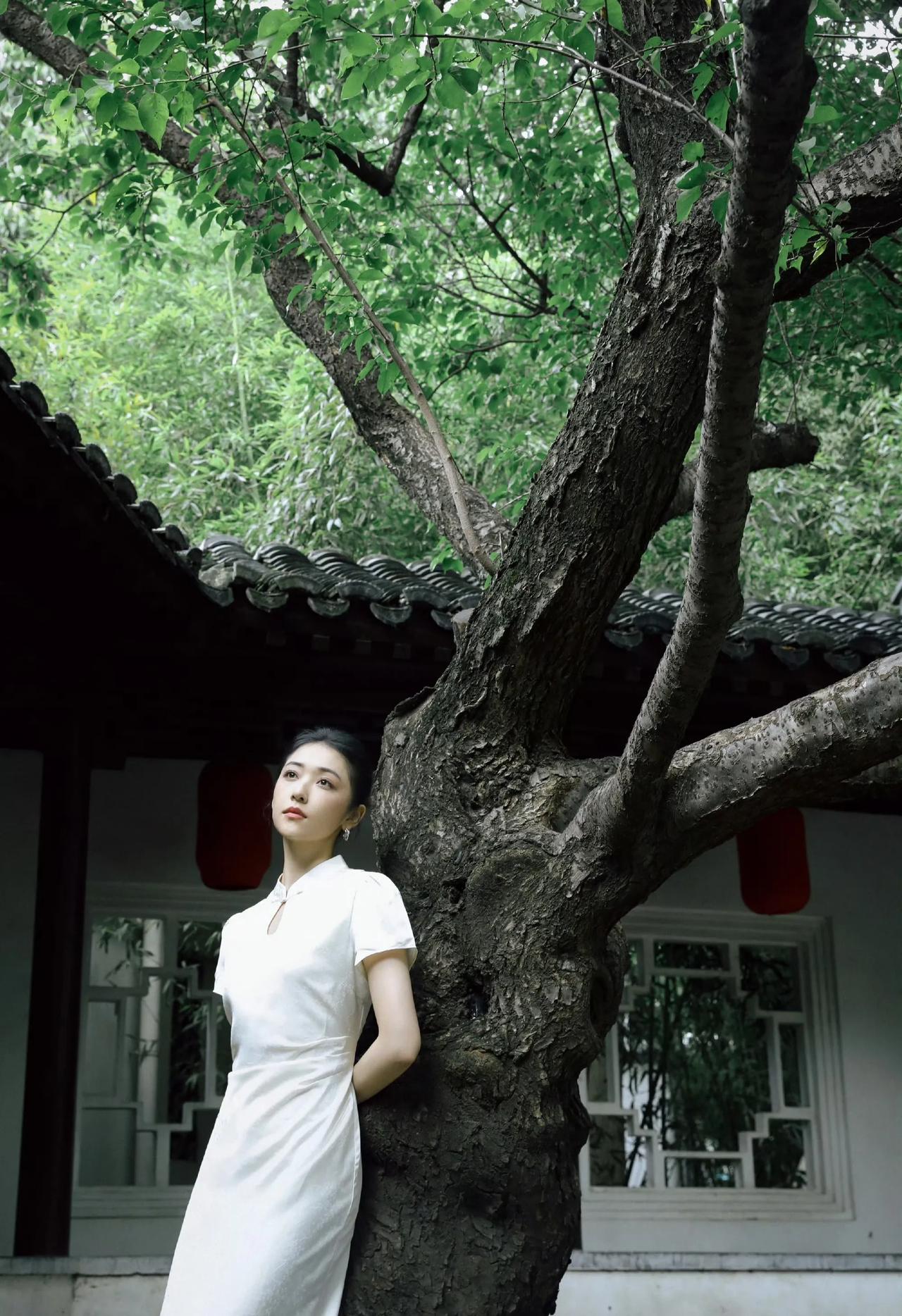 她是95后的北京姑娘，中国传媒大学毕业！即是演员，也是主持人！主演过青春爱情剧世