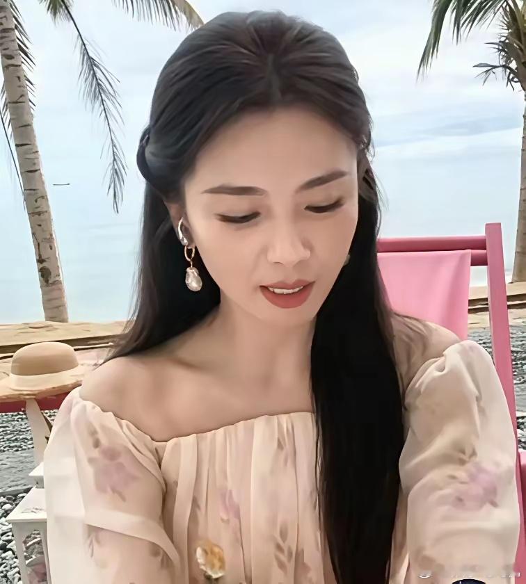 现在全网最难过的就是刘涛了原因很简单​不是因为她老公又欠债，也不是她儿子出事，而
