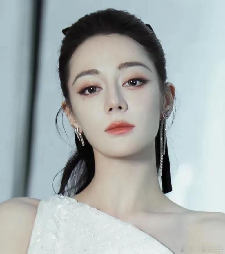 迪丽热巴网宣组发文 近日，迪丽热巴蓝V网宣组发布了关于韩国女团信息的动态，并在之
