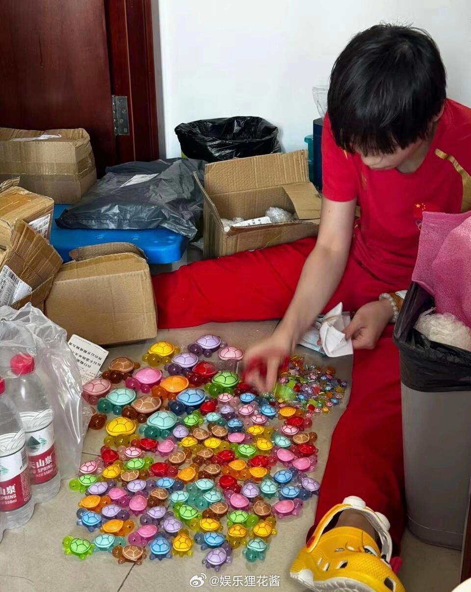 #全红婵坐地上拆乌龟# 哈哈 可以好好玩一阵了！ ​​​