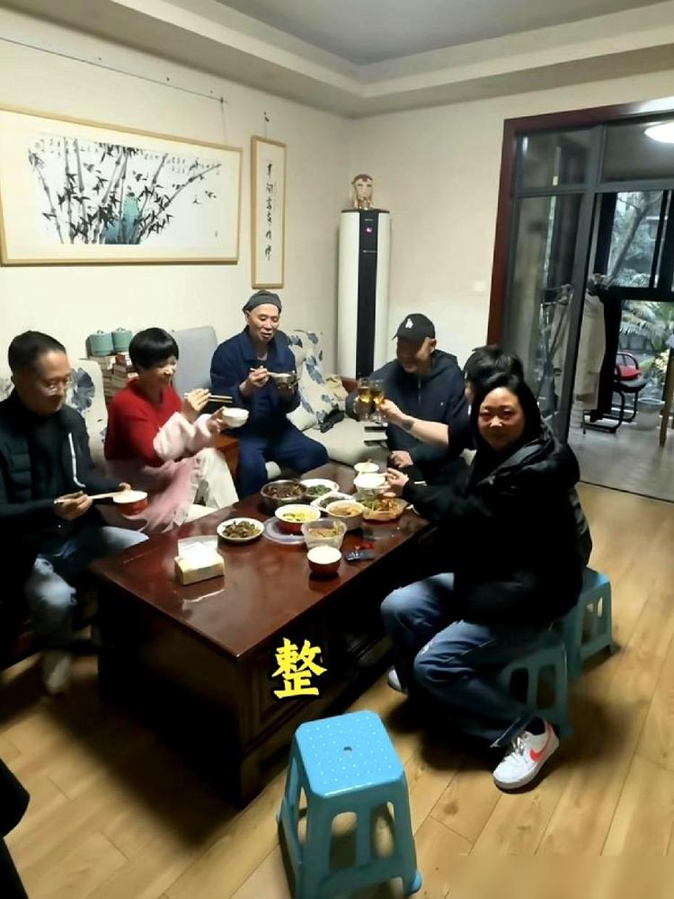 77岁的李伯清坐在家宴主位，手里攥着个瓷碗喝稀饭。徒弟在桌前上蹿下跳演得满头大汗