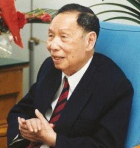 照片上这个衣衫褴褛、蓬头垢面，浑身又臭又脏的人，看起来就像一个流浪汉，但是，你不