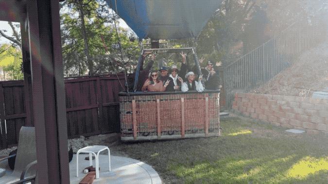 13名不速之客空降后院：美国热气球燃料耗尽迫降民宅，主人都看傻了！近日美国加州突