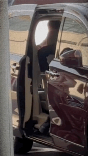 迪丽热巴下车这一幕，真的懂了什么叫自带氛围感的女明星！

全黑私服搭配，棒球帽、