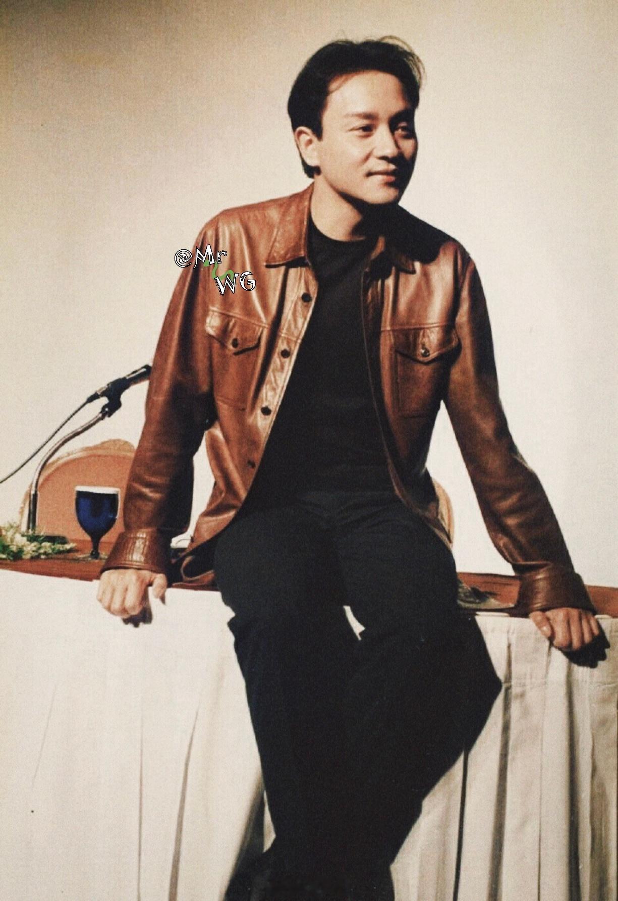 像荡秋千一样坐上桌沿，不刻意地吐吐舌头，帅气又浪漫可爱的Leslie，他是初春的