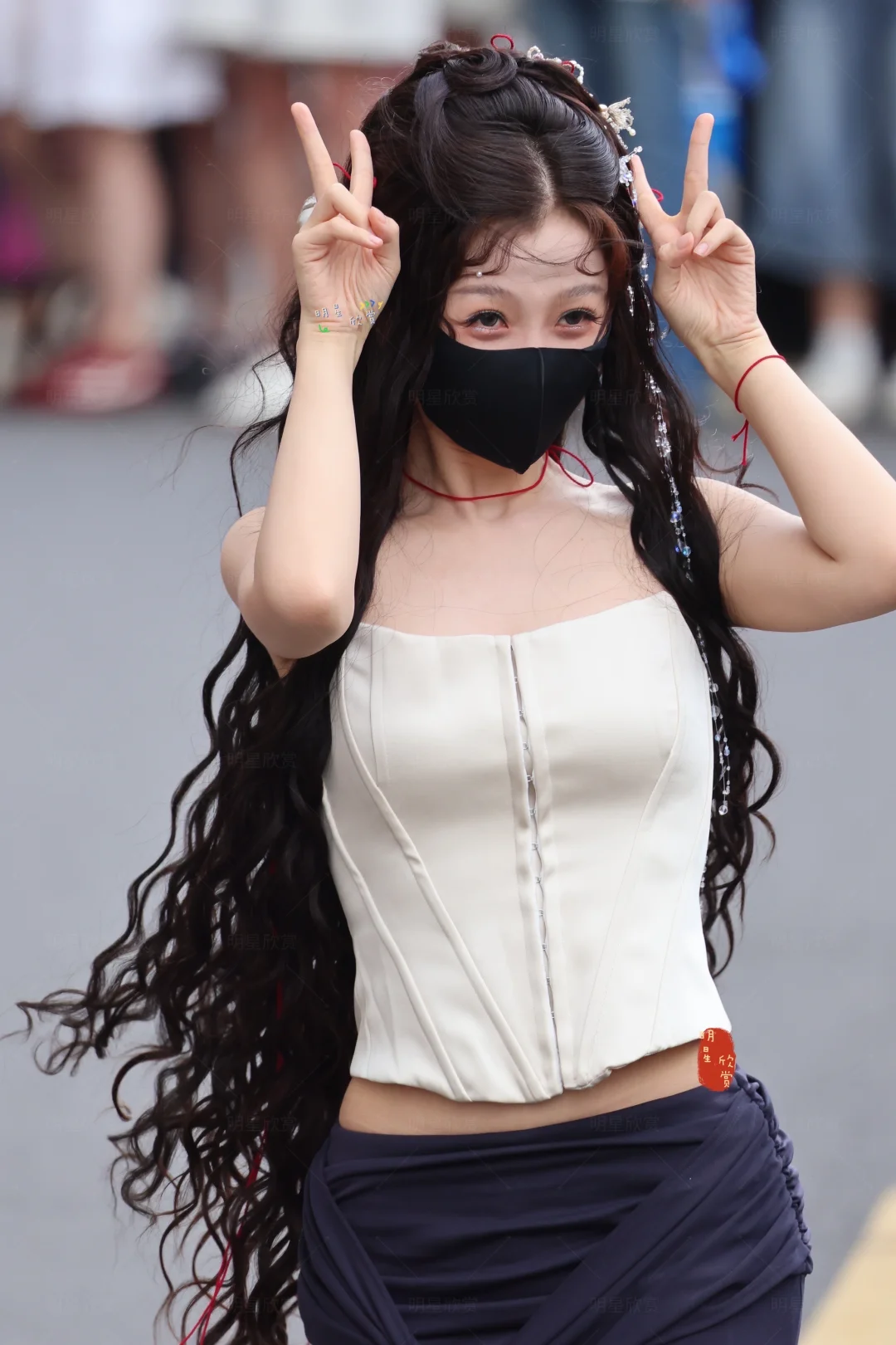 长卷发的欣欣子，今天活力上班啦