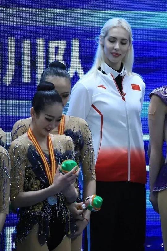 两届俄罗斯奥运会冠军阿纳斯塔西娅看着她指导的年轻中国女子在艺术体操小组中击败以色