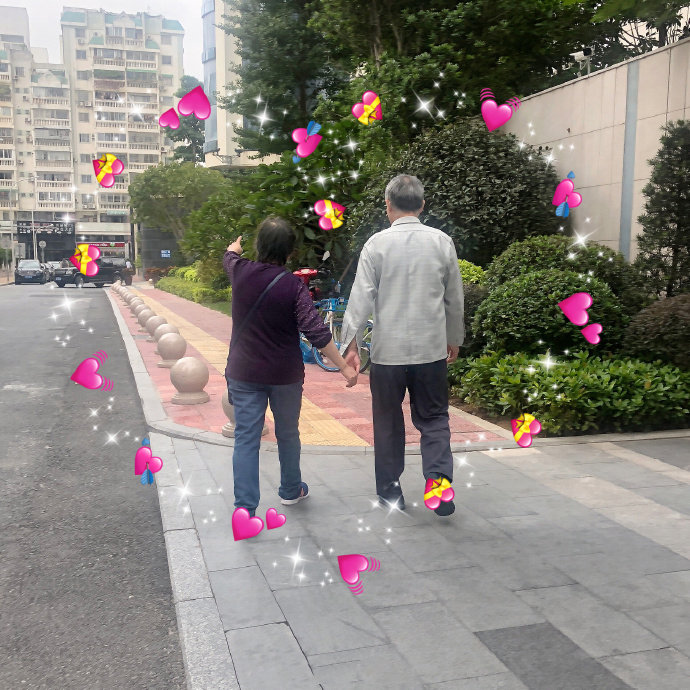 网友在路上拍到的~许个愿望吧，希望在以后的日子里我们都可以一直一直很幸福🌌 
