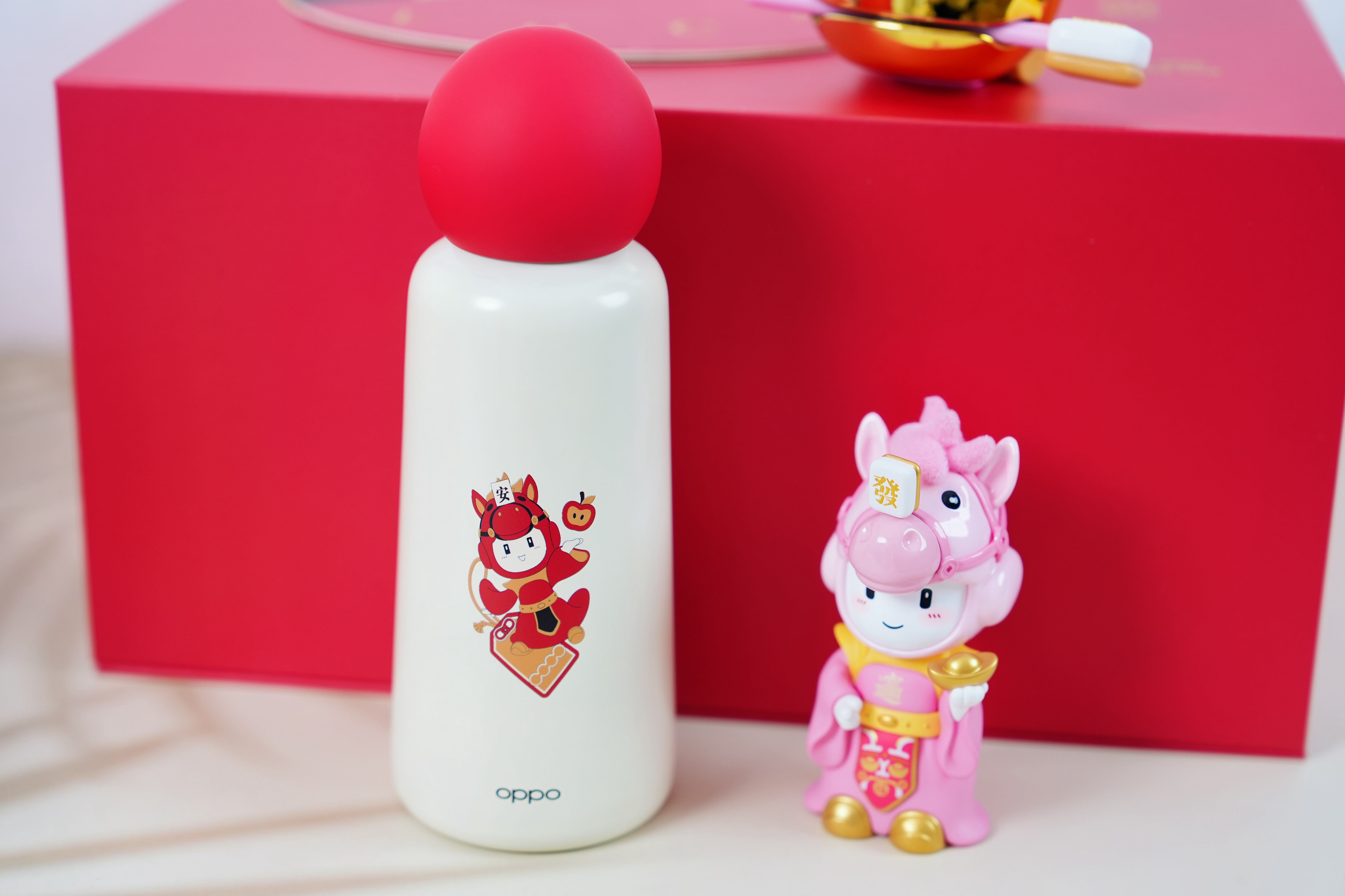 感谢OPPO小伙伴送来的新年礼盒！满满一大盒，东西非常多！小欧摆件再加一，保温杯