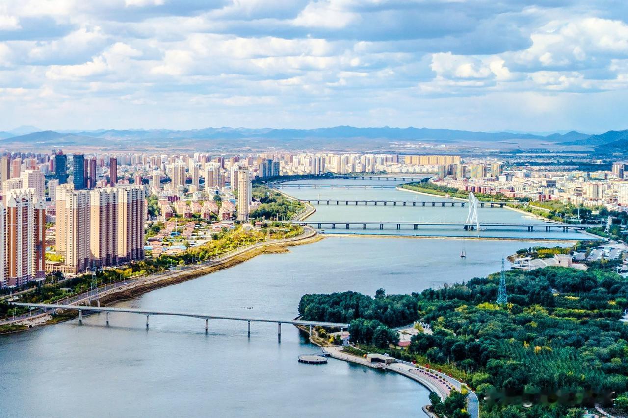 在三四线城市一个好小区的没落跟房龄变老有点关系，但是根本原因还是在于原始住户的迁