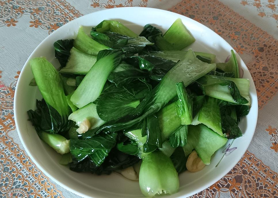 炒一盘清菜，清爽。