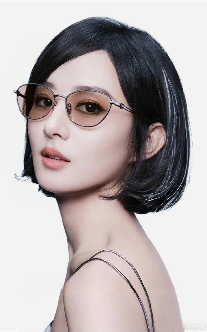 #赵丽颖猫框眼镜look##赵丽颖白色挑染造型# 赵丽颖的猫框眼镜造型独具魅力，