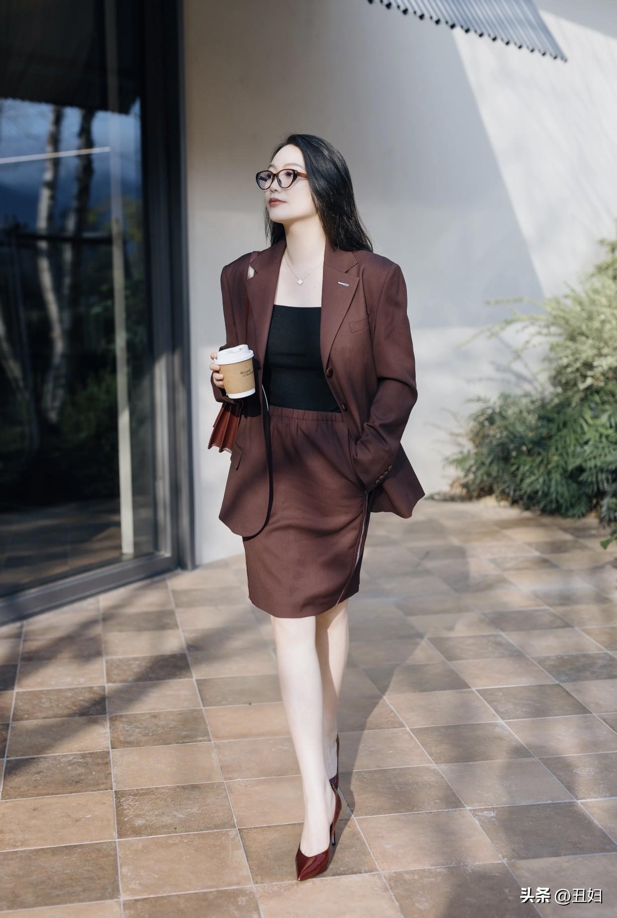 光线运用也关键。侧光可以勾勒出人物轮廓，增添立体感。黄昏时分的暖光，能让照片更有