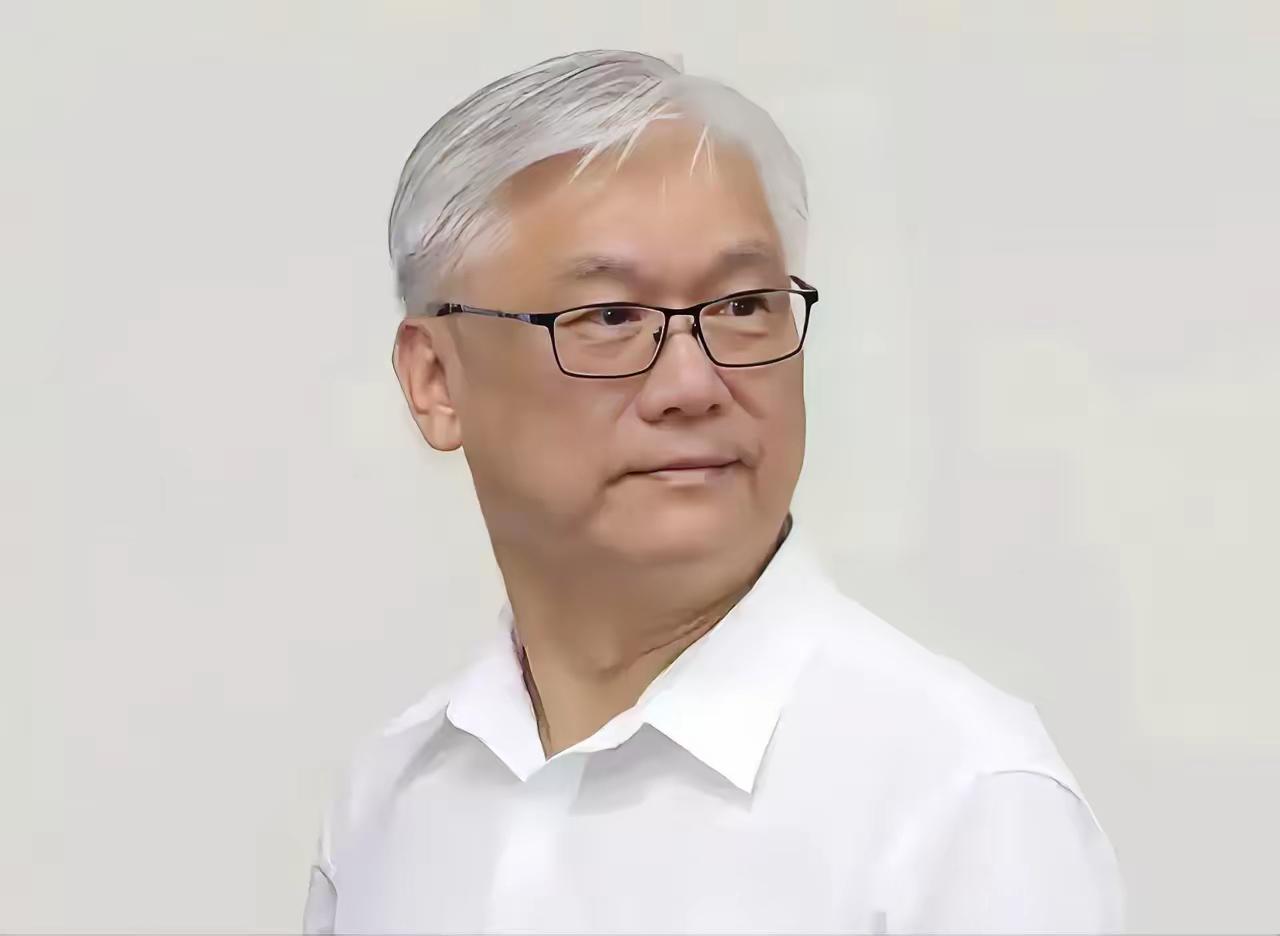 这是独台分子、曾担任国民党副主席的夏立言。

夏立言太不地道了！一边来大陆8次，