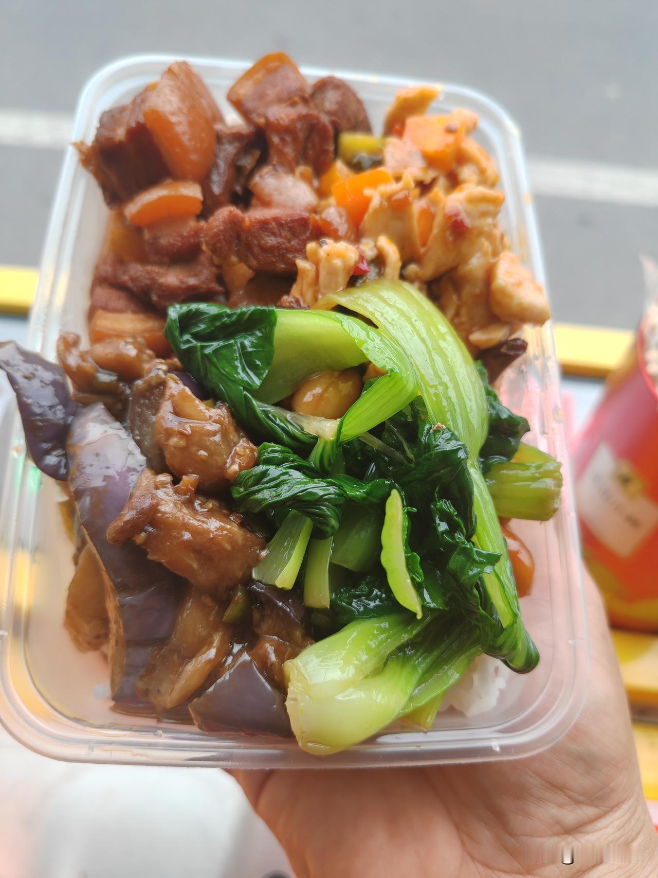 今天解锁滨州北杨市场的东北盒饭，已经吃过两次了，今天还想吃。关键是太香了！今天有
