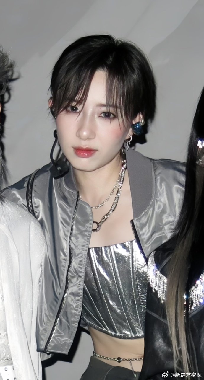 李斯丹妮嘴最忙的一集 家乡美食大赛 被特色川味美食狠狠吸引，李斯丹妮吃得投入又尽