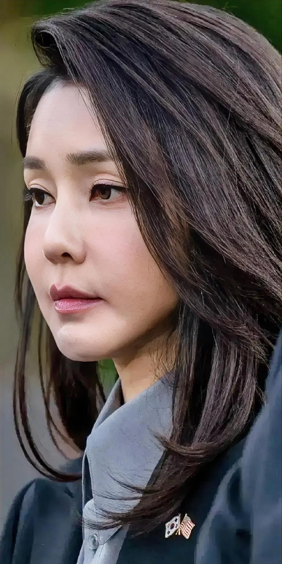 印象中，
好像没怎么看到她微笑的照片，
你们有看到吗？