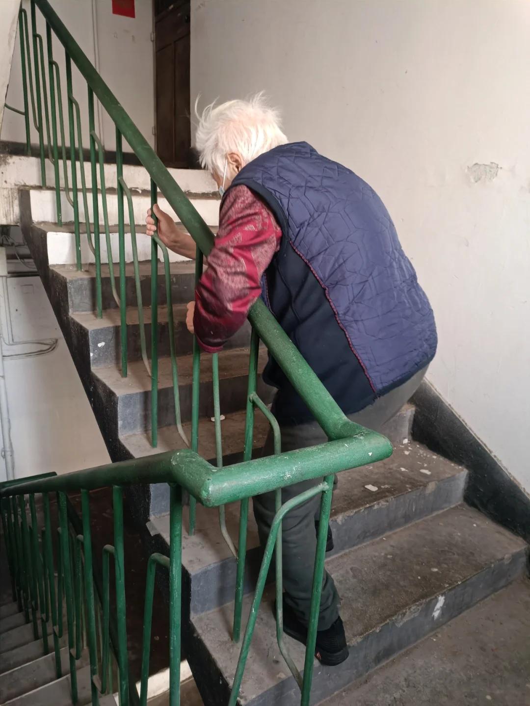 笑不活了！90岁姥姥翻墙回家，一句话逗乐全网：我真出息呢！
 
近日，辽宁沈阳一