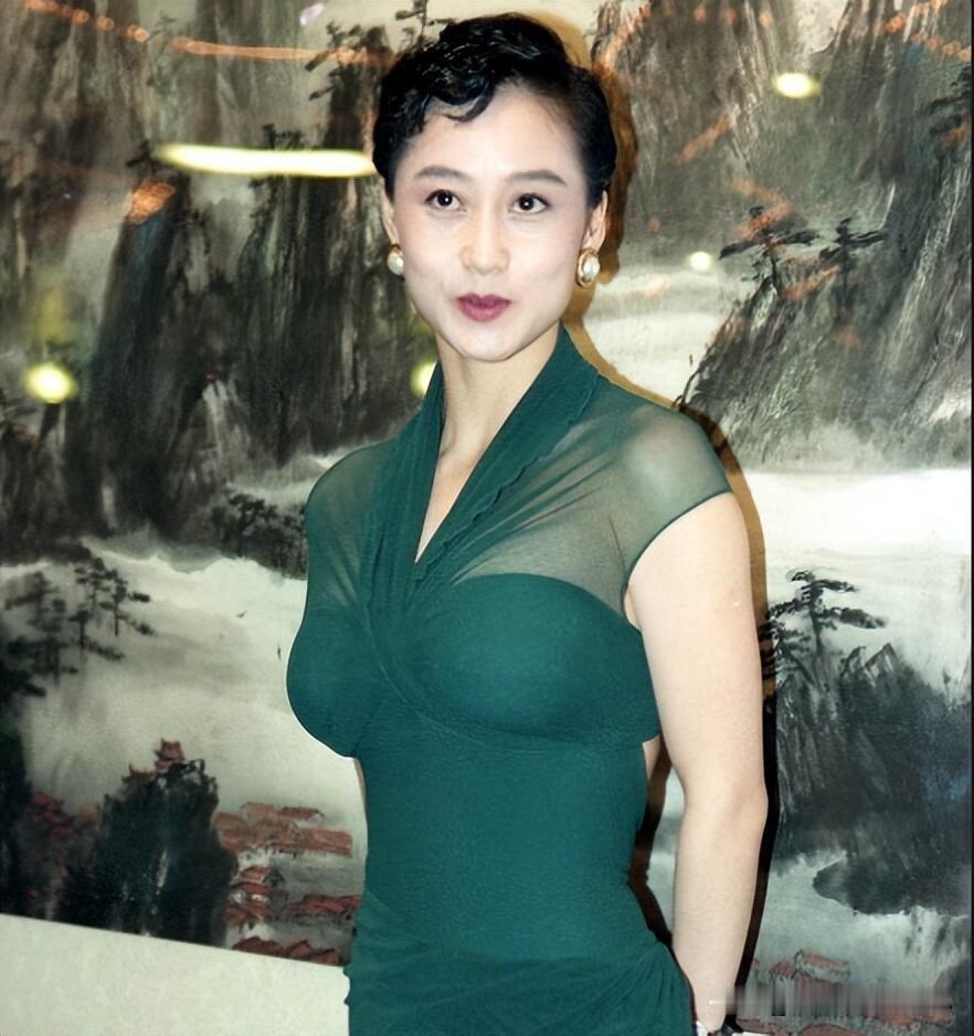 利智的颜值算一般，为什么在90年代却会人们列入美人的行列中去呢？怎么看都没有李嘉