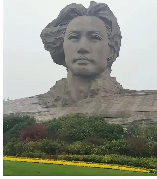 看到12月26日凌晨韶山那一夜的人海，真的会被震撼到失语。
​零下几度的夜里，没