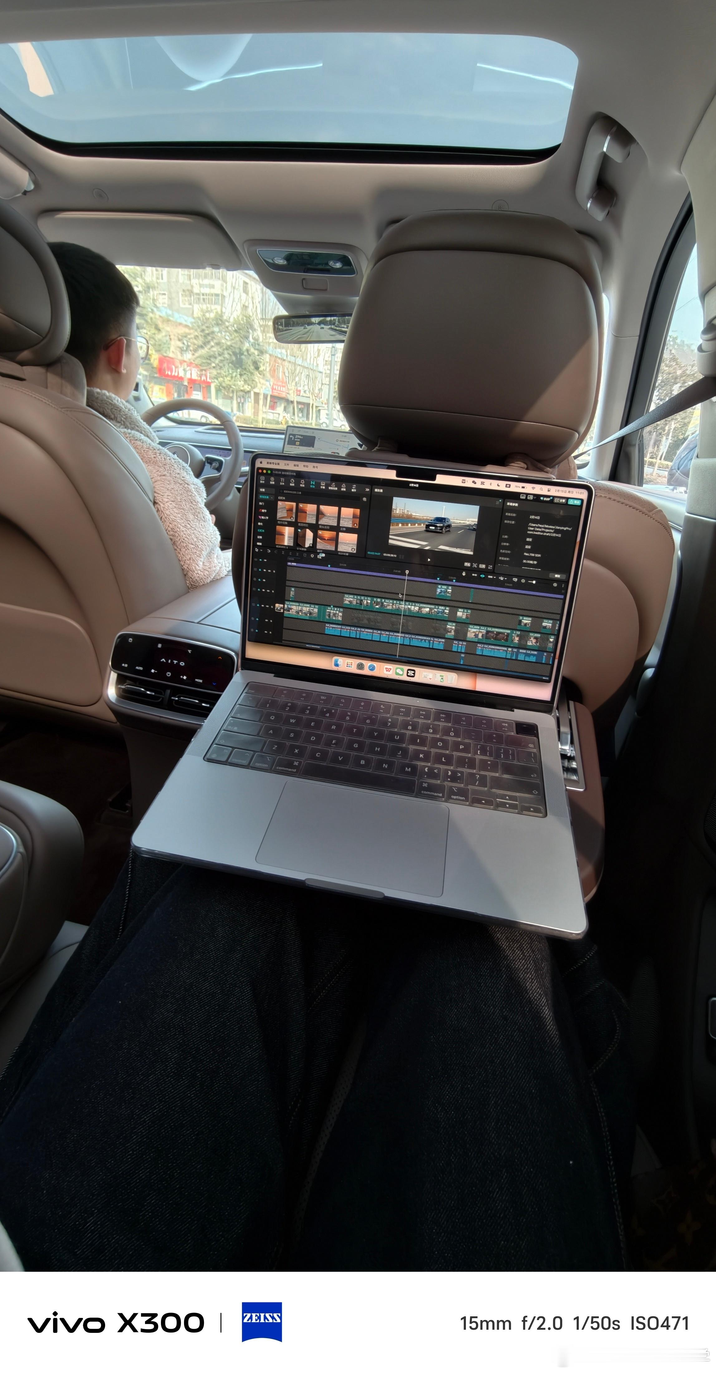 买车四个月，后排小桌板可算派上用场了