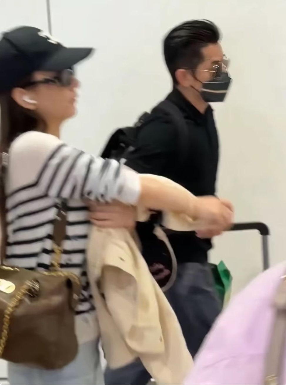 郭富城夫妇现身机场，穿黑色polo衫帅得像40岁，方媛没回港 
